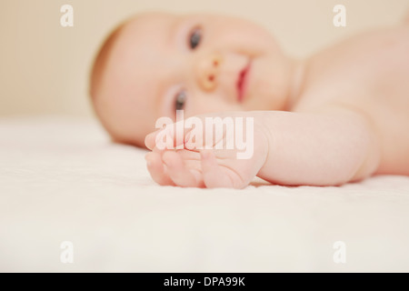 Baby es Hand im Fokus Stockfoto