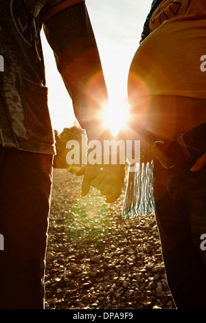 Schwangere Frau und Partner Hand in Hand Stockfoto