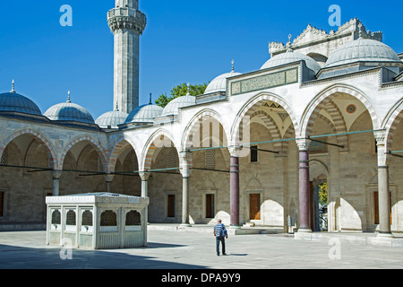 Mann zu Fuß in Hof, Süleymaniye-Moschee, Istanbul, Türkei Stockfoto