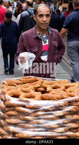 SIMIT Verkäufer, Istanbul, Türkei Stockfoto