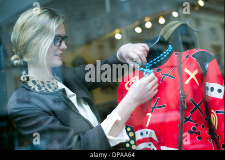 Frau anziehen Halskette Shop dummy Stockfoto