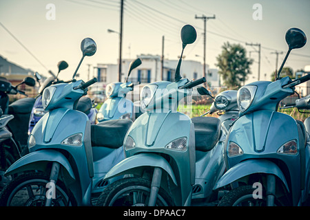 einige blaue Roller hintereinander schießen in Griechenland. Stockfoto