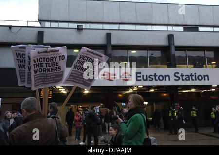 London, UK. 10. Januar 2014. Eine Menschenmenge versammelte sich außerhalb der Euston Station zum protest gegen geplante Kürzungen der Personalbestand auf die unterirdischen Kredit: Rachel Megawhat/Alamy Live News Stockfoto