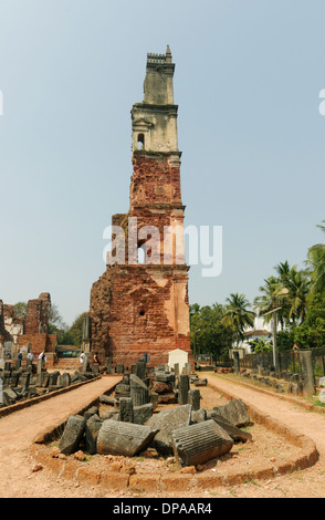 Turm von St. Augustin, Teil der zerstörten Kirche der Muttergottes von Grace am Tiswadi, Old Goa, India Stockfoto