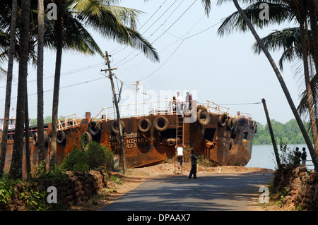 Binnenschifffahrt in Indien, einem sehr rostigen alten Lastkahn Stockfoto