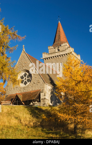 Crathie Kirk im Herbst, in der Nähe von Balmoral, Deeside, Aberdeenshire, Schottland. Stockfoto