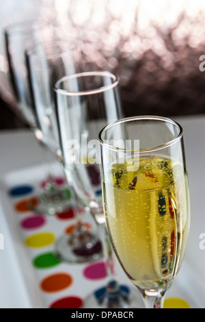 Vier Gläser Champagner auf einem Tablett am Silvester 2013 Stockfoto