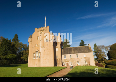 Crathes Castle im Herbst, in der Nähe von Banchory, Aberdeenshire, Schottland. Stockfoto