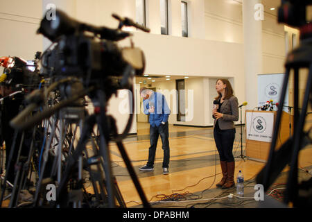 Tel Aviv, Israel. 10. Januar 2014. Ein Journalist berichtet an den Chaim Sheba Medical Center in Tel Hashomer, wo Ariel Sharon, in der Nähe von Tel Aviv, Israel, am 10. Januar 2014 ins Krankenhaus eingeliefert. Der Zustand des ehemaligen israelischen Ministerpräsidenten Ariel Sharon, der seit acht Jahren im Koma und ist in letzter Zeit kritisch Kranken, hat weiter verschlechtert, die Krankenhaus-Sprecher bestätigte gegenüber Xinhua Donnerstag. © Muammar Awad/Xinhua/Alamy Live-Nachrichten Stockfoto