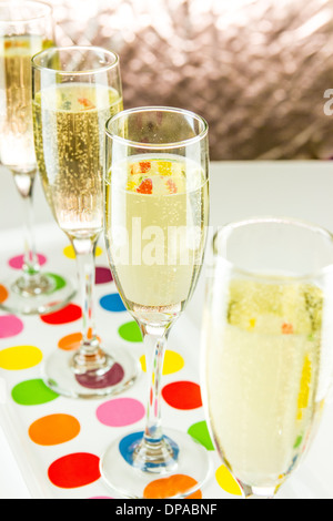 Vier Gläser Champagner auf einem Tablett am Silvester 2013 Stockfoto