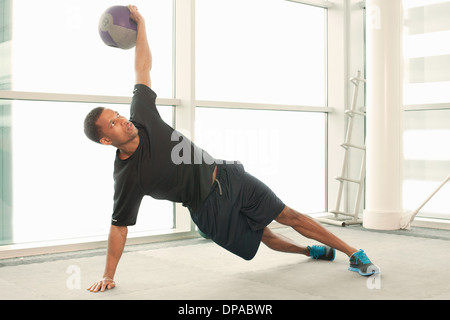 Mann, die Dehnung mit Gymnastikball Stockfoto