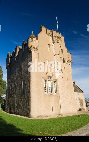 Crathes Castle im Herbst, in der Nähe von Banchory, Aberdeenshire, Schottland. Stockfoto