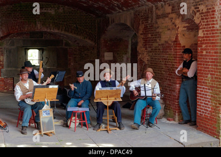 US-Bürgerkriegsmusiker (Re-enactors) in US-Bürgerkriegskostüm treten als Band in Fort Delaware, USA, auf. Stockfoto