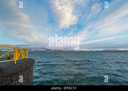 Blick auf das Meer und die fernen Berge vom Hafen in Reykjavik, Island Stockfoto