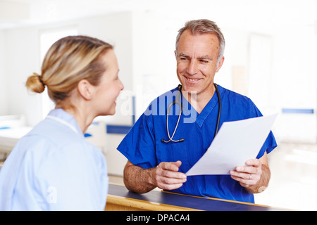 Arzt und Krankenschwester Gespräch Stockfoto