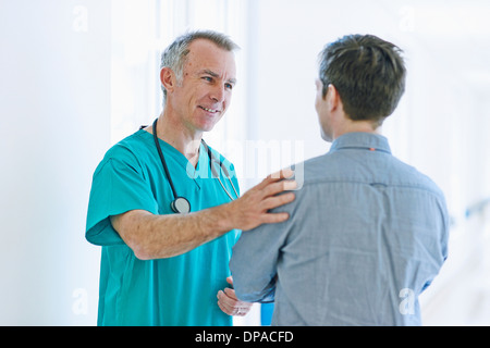 Chirurg im Gespräch mit Menschen Stockfoto