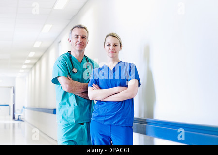 Chirurg und Arzt im Flur stehen Stockfoto