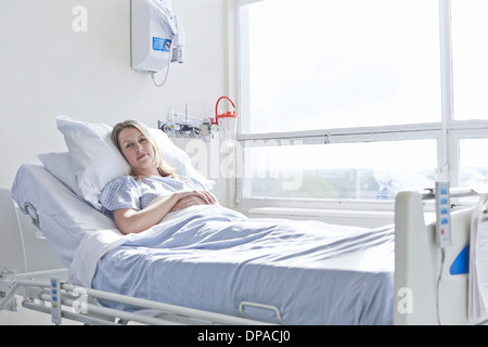 Patienten im Krankenhausbett liegend Stockfoto