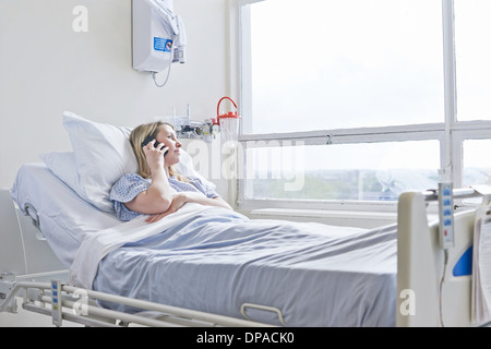 Patienten am Krankenbett auf Telefonanruf liegen Stockfoto