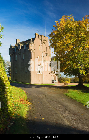 Crathes Castle im Herbst, in der Nähe von Banchory, Aberdeenshire, Schottland. Stockfoto