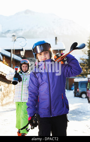 Zwei Schwestern, die mit Skiern, Villaroger, Haute-Savoie, Frankreich Stockfoto