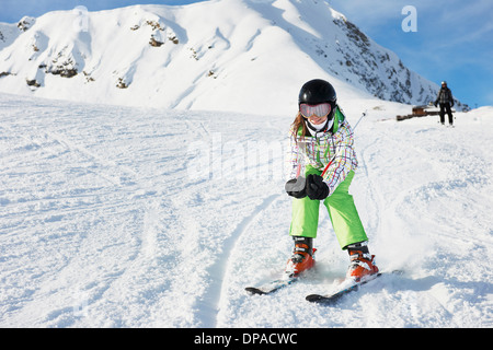 Junges Mädchen Skifahren, Les Arcs, Haute-Savoie, Frankreich Stockfoto