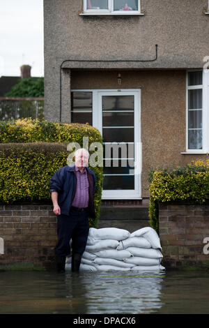 Oxford, UK. 10. Januar 2014. Überschwemmungen in Abingdon Road-Bereich, Oxford, Oxfordshire Donnerstag, 10. Januar 2013.  Arthur Shefferd stellt aus Sandsäcken, seine Heimat vor Überschwemmungen zu schützen. Bildnachweis: roger schief/Alamy Live-Nachrichten Stockfoto