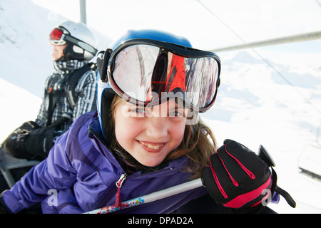 Porträt des jungen Mädchens am Skilift, Les Arcs, Haute-Savoie, Frankreich Stockfoto