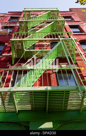 New York Feuerleiter Ansicht von unten Stockfoto