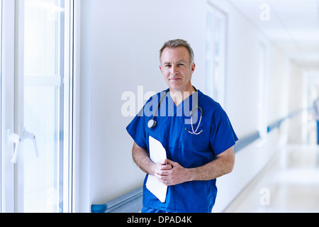Arzt in Gang halten Patientenakten stehen Stockfoto