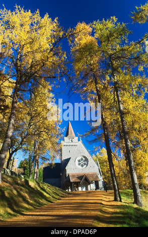 Crathie Kirk im Herbst, in der Nähe von Balmoral, Deeside, Aberdeenshire, Schottland. Stockfoto