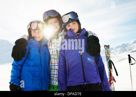 Porträt der Brüder und Schwestern im Schnee, Les Arcs, Haute-Savoie, Frankreich Stockfoto