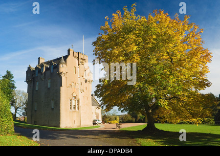 Crathes Castle im Herbst, in der Nähe von Banchory, Aberdeenshire, Schottland. Stockfoto