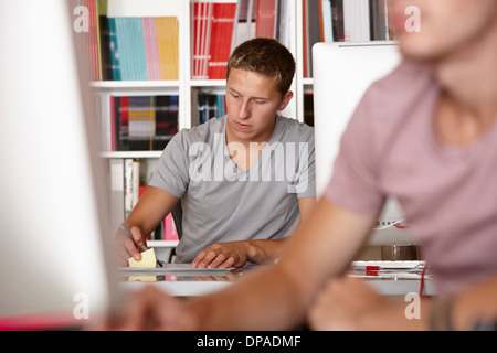 Junge Männer arbeiten, Fokus auf Hintergrund Stockfoto