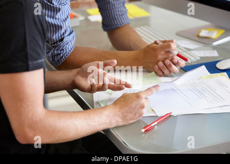 Zwei Männer mit Papierkram, Nahaufnahme Stockfoto