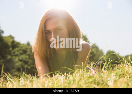 Junge Frau im Park in der Sonne entspannen Stockfoto