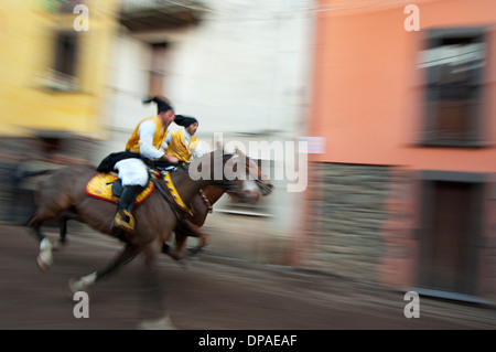 Paar fahren rücksichtslos Pferderennen "Sa Carrela e Nanti", während des Karnevals in Santu Lussurgiu, Oristano, Sardinien, Italien, Europa Stockfoto