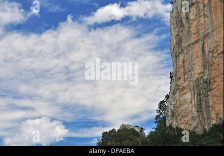 Gratis-Kletterer klettert auf den Felsen von Dorgali, Cala Luna, Cala Gonone, Sardinien, Italien, einer der besten Ort zum Klettern. Stockfoto