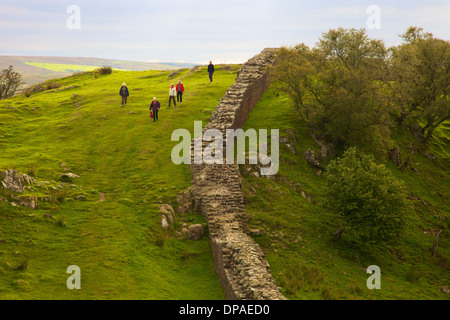 Rentner zu Fuß in Walltown Craggs am Hadrianswall National Trail, Northumberland England Vereinigtes Königreich Großbritannien Stockfoto