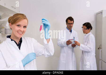 Gruppe von Wissenschaftlern bei der Arbeit im Labor Stockfoto