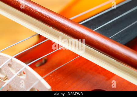 Makroaufnahme einer akustischen Violine für musikalische Untermalung Stockfoto