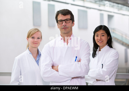 Porträt der Gruppe von Wissenschaftlern im atrium Stockfoto