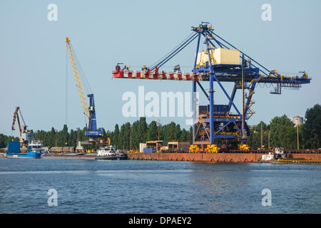 Dock-Krane im Stahlwerk der ArcelorMittal Gent, weltweit größte Stahlproduzent, Hafen von Gent, Ost-Flandern, Belgien Stockfoto