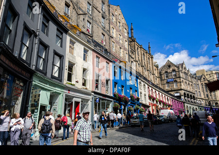 Bunte Geschäfte säumen die Victoria Street in Edinburgh Old Town. Stockfoto