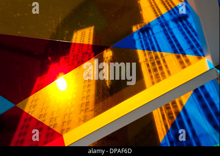 Skyline von New York City durch ein Glasdach Plexiglas mit ungewöhnlichen Farben von unten betrachtet Stockfoto