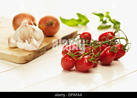 Cherry-Tomaten, Knoblauch und Zwiebel Stilleben Stockfoto