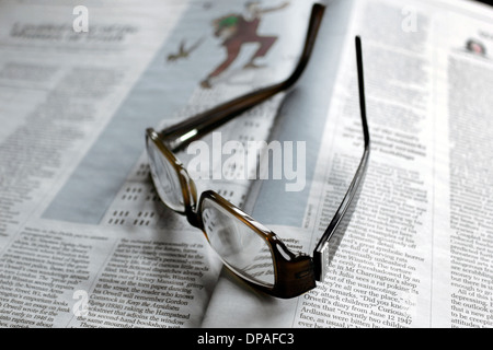 Lesebrille platziert auf offenen Artikel Stockfoto