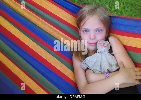 Porträt eines jungen Mädchens in Hängematte Stockfoto