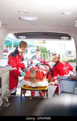 Heben von Patienten in Krankenwagen Sanitäter Stockfoto