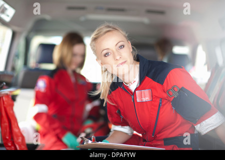 Porträt der Sanitäter im Krankenwagen Stockfoto